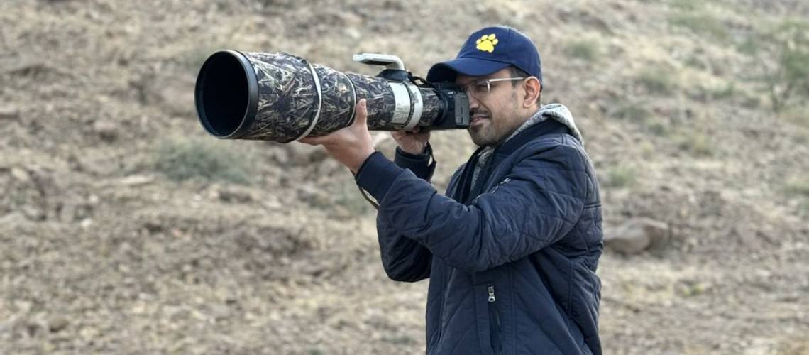 Brijesh Makadia photographing wildlife with a telephoto lens